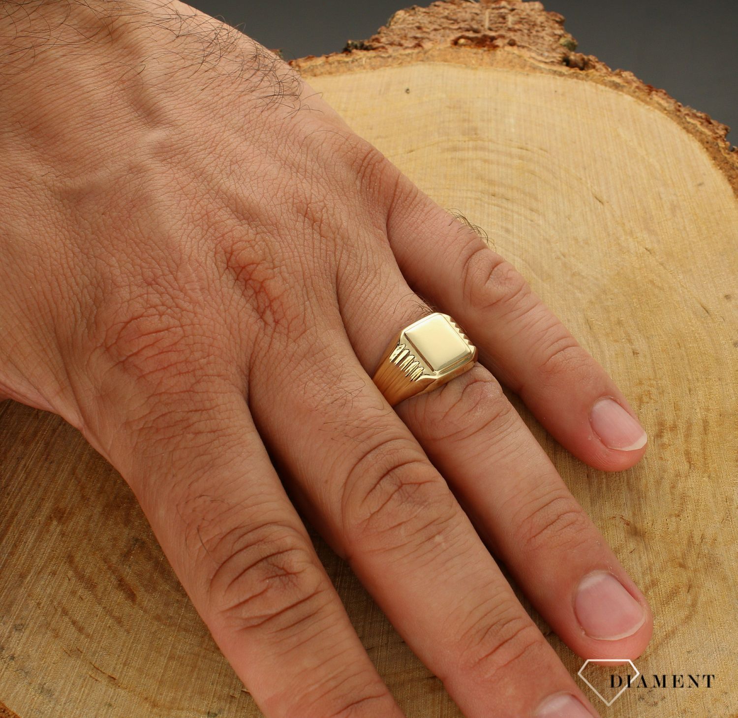 Złoty sygnet 585 z ozdobnymi nacięciami SY 10A. Złoty sygnet damski, męski. Złoty sygnet uniwersalny. Złoty sygnet gładki. Złoty sygnet klasyczny. Złoty sygnet dla eleganckich mężczyzn. Złoty sygnet idealny (1).jpg